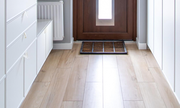 Положите монету под придверный коврик: результат поразит